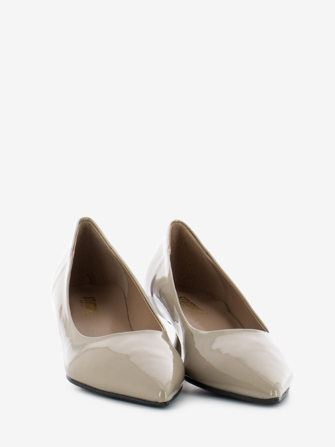 Low décolleté in nude patent leather