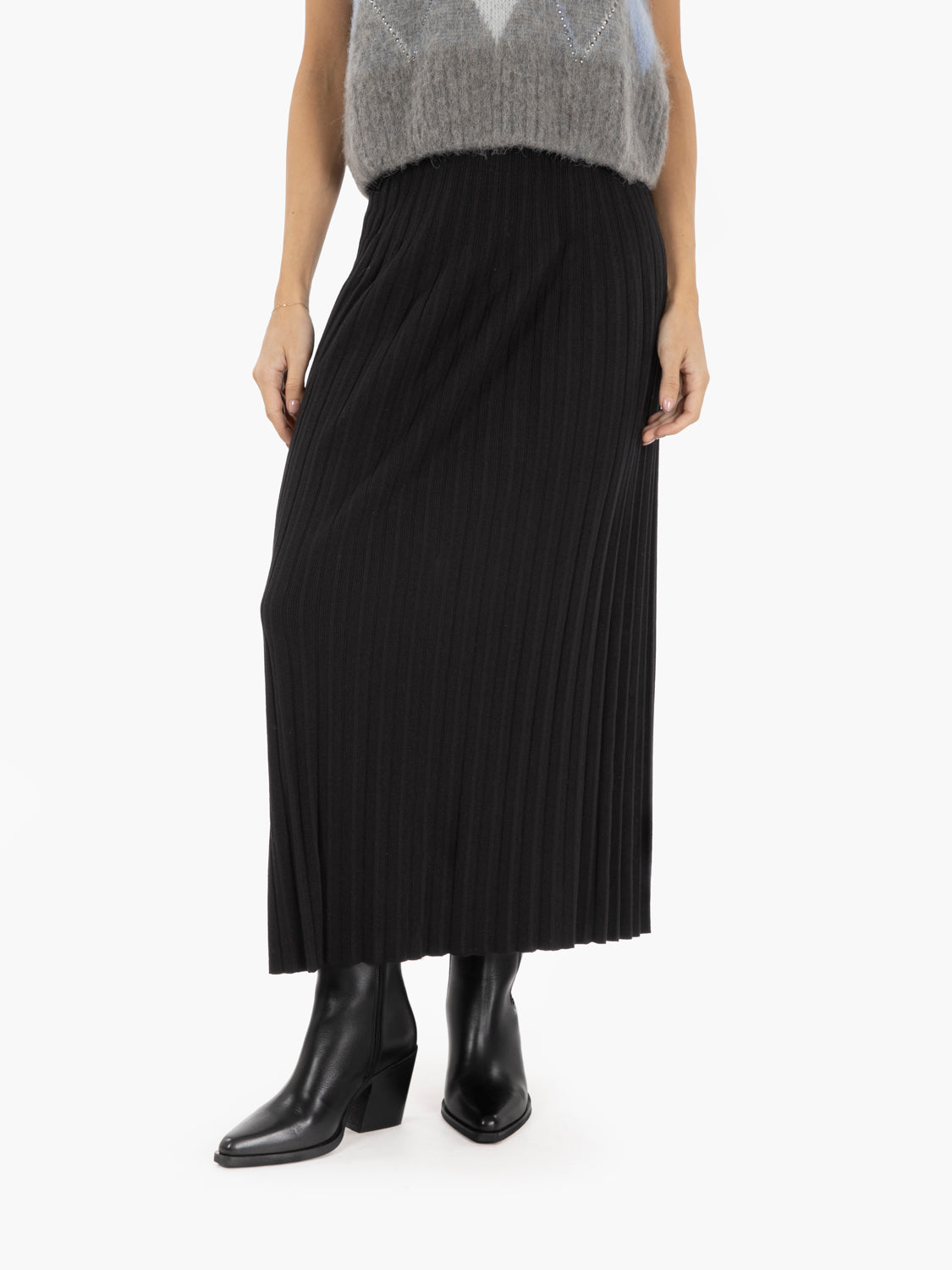 Black pleated knit skirt