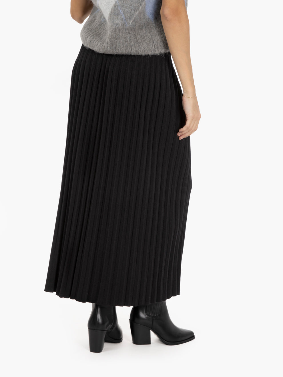 Black pleated knit skirt
