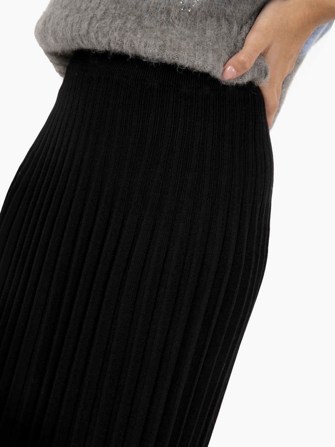 Black pleated knit skirt