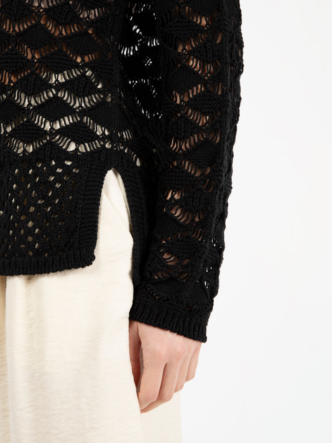 Maglia crochet girocollo nero