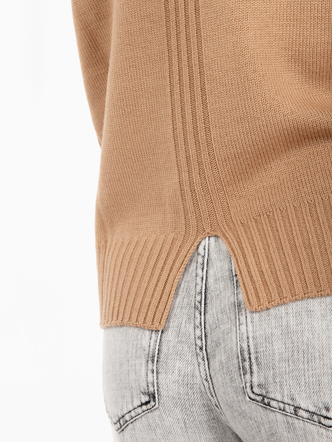 Maglia girocollo con spacco posteriore cammello