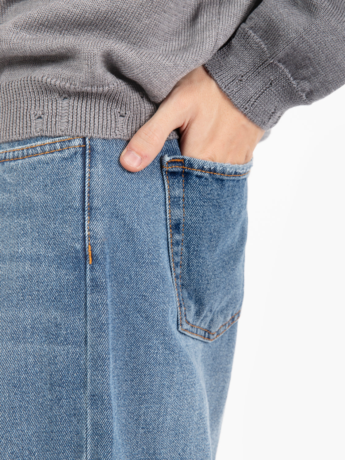 Maglia girocollo in lana distressed grigia