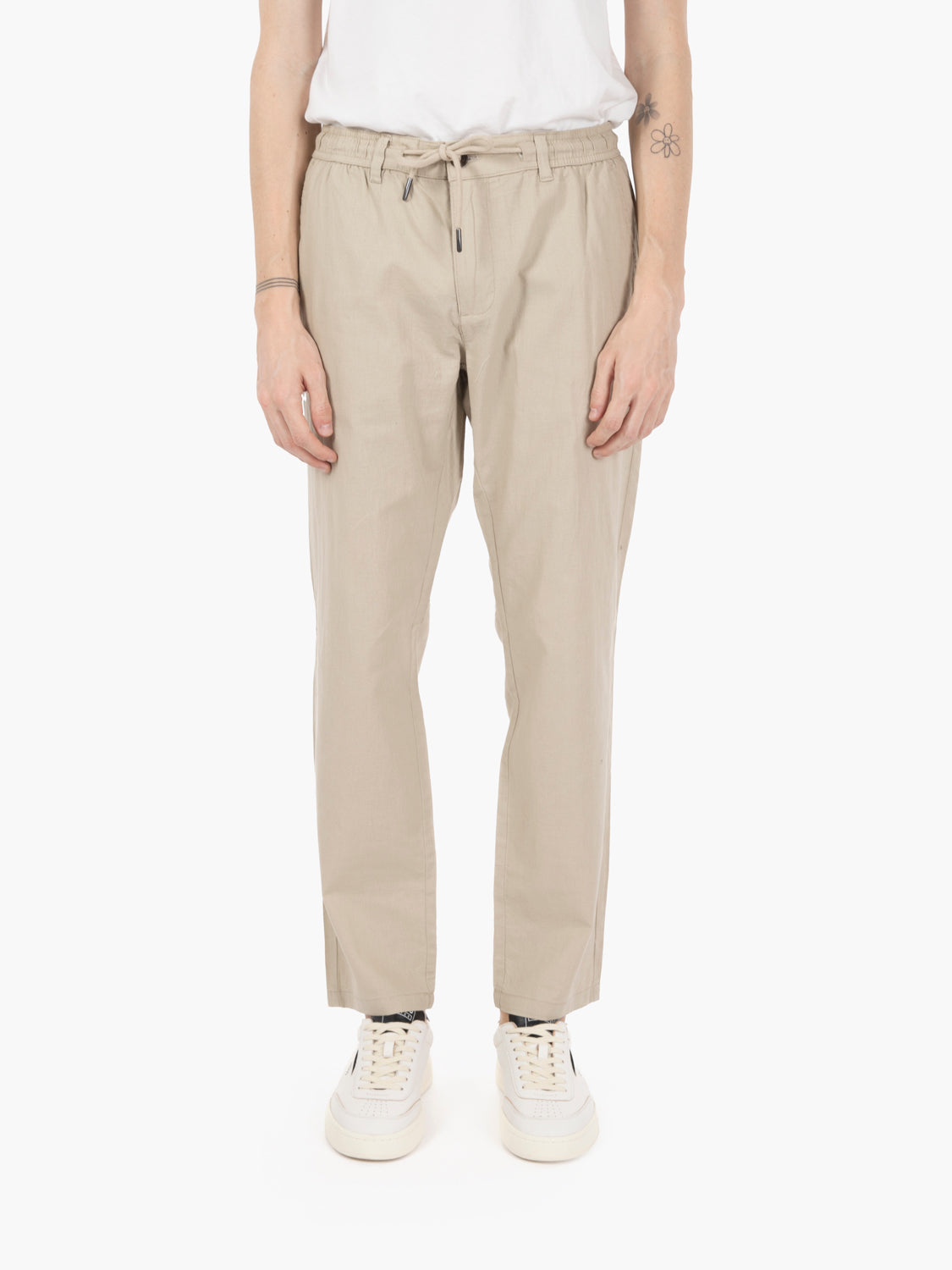 Pants with mastic drawstring