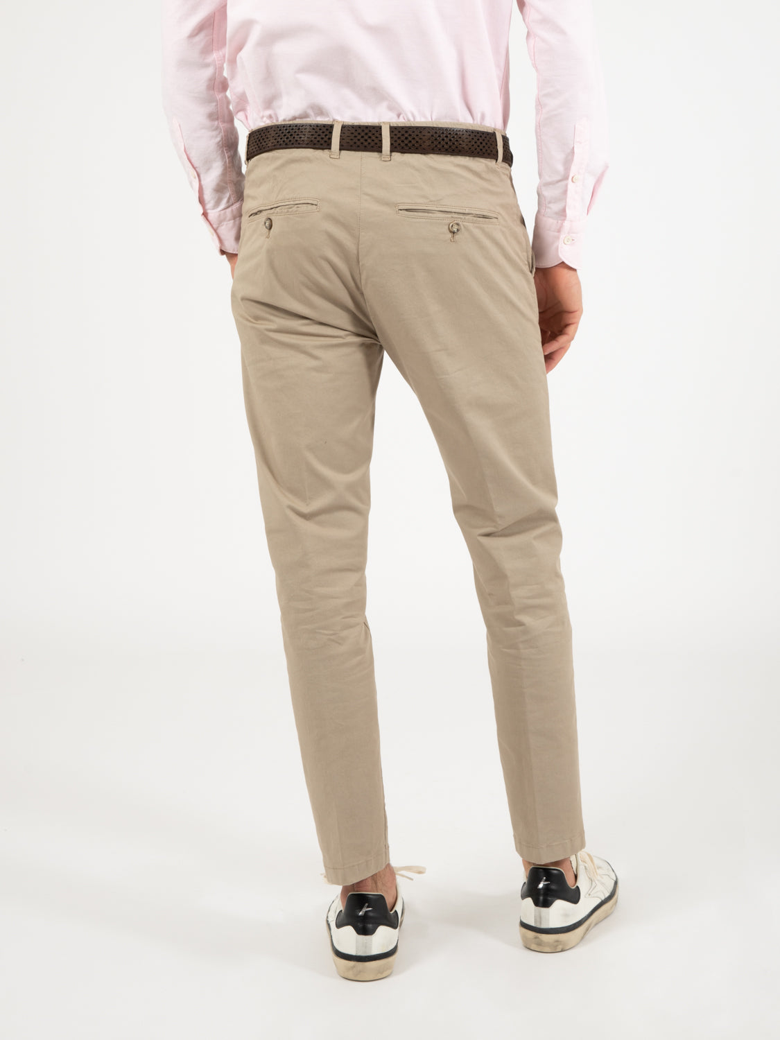 Pantaloni chino con pinces tortora