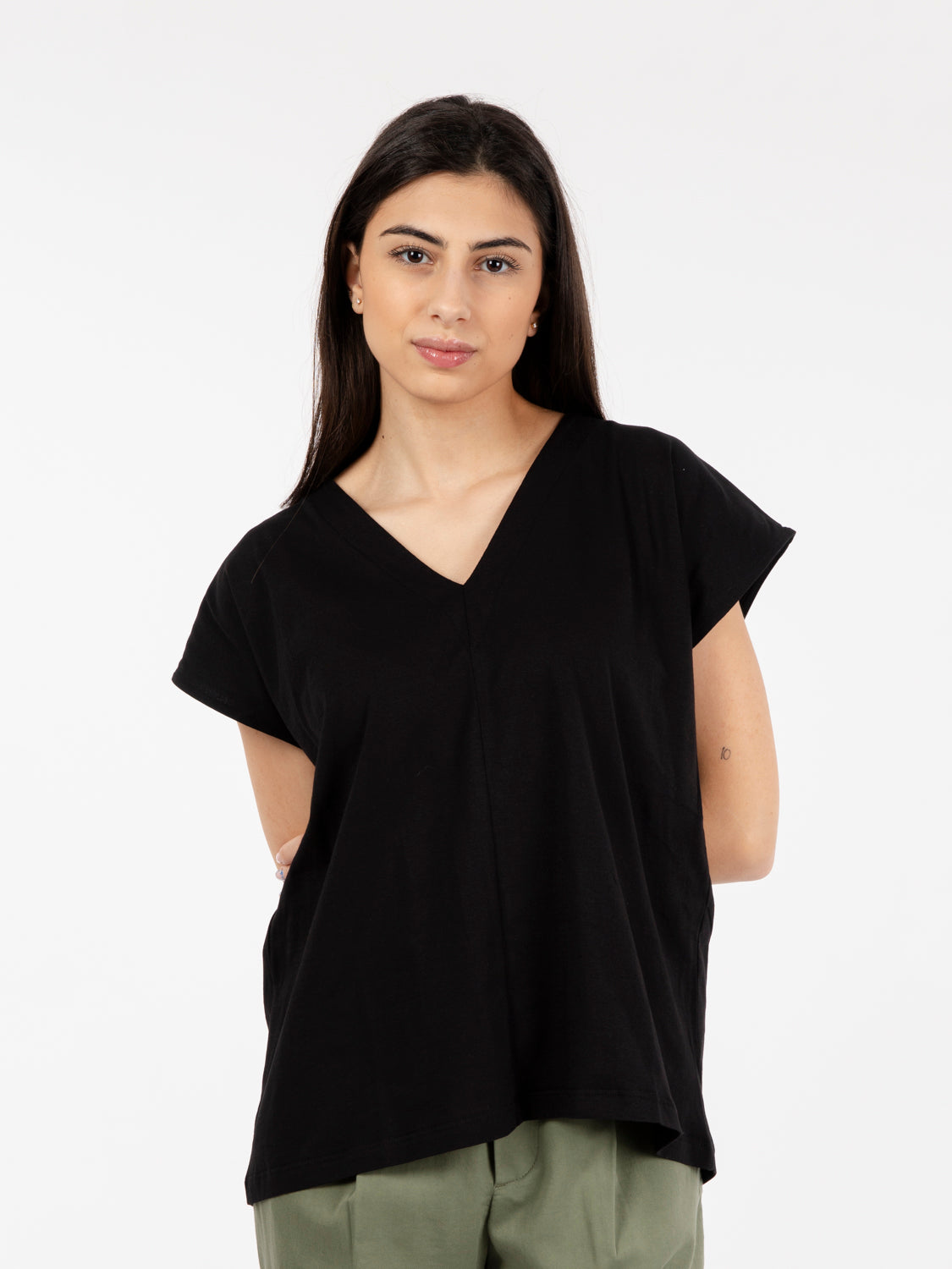T-shirt con scollo a V nero