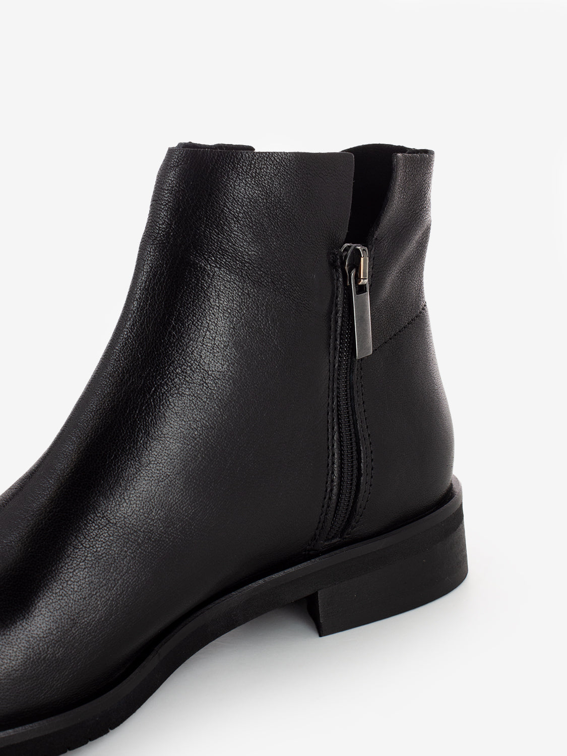 Tronchetto in pelle con zip nero
