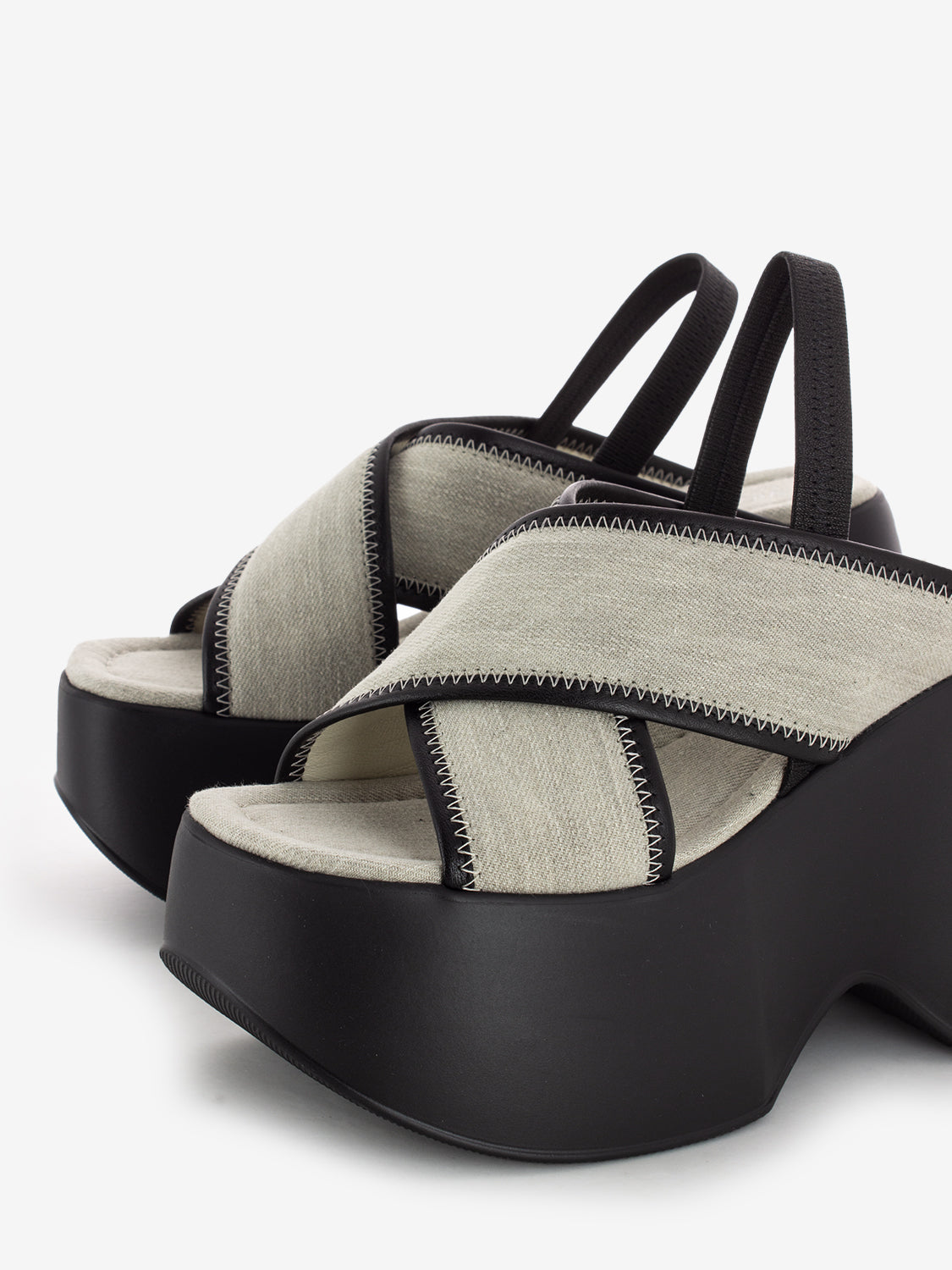 Sandali con zeppa fasce intrecciate grigio / nero