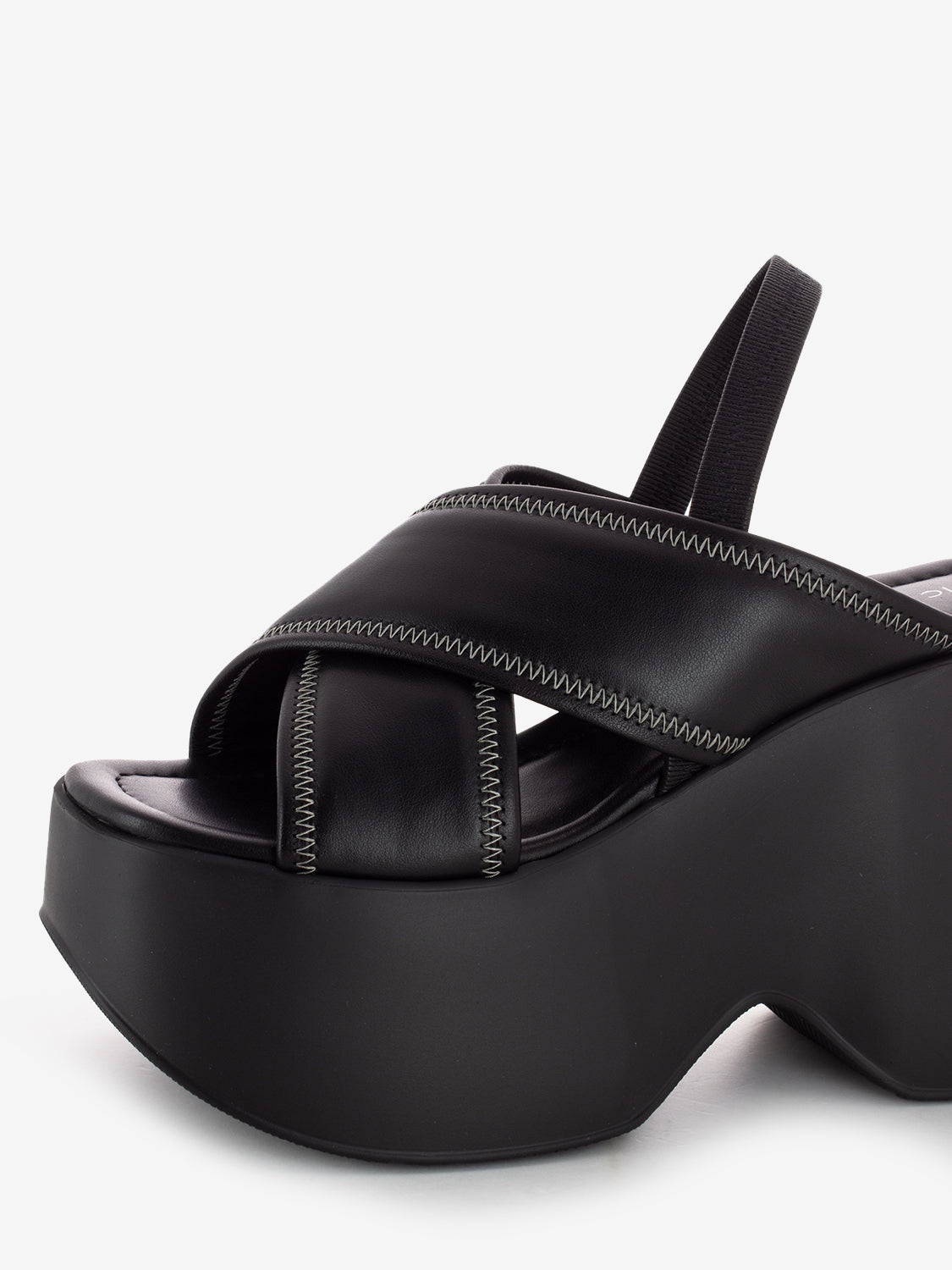 Sandali con zeppa fasce intrecciate in pelle nero