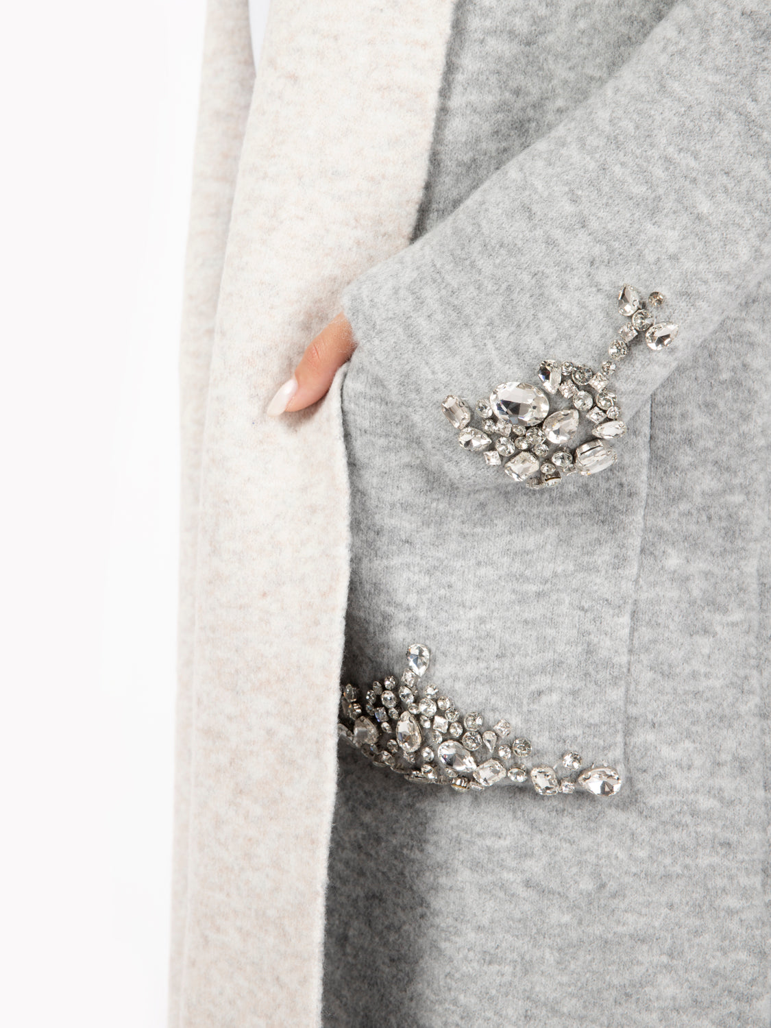 Cappotto in maglia con applicazioni grigio
