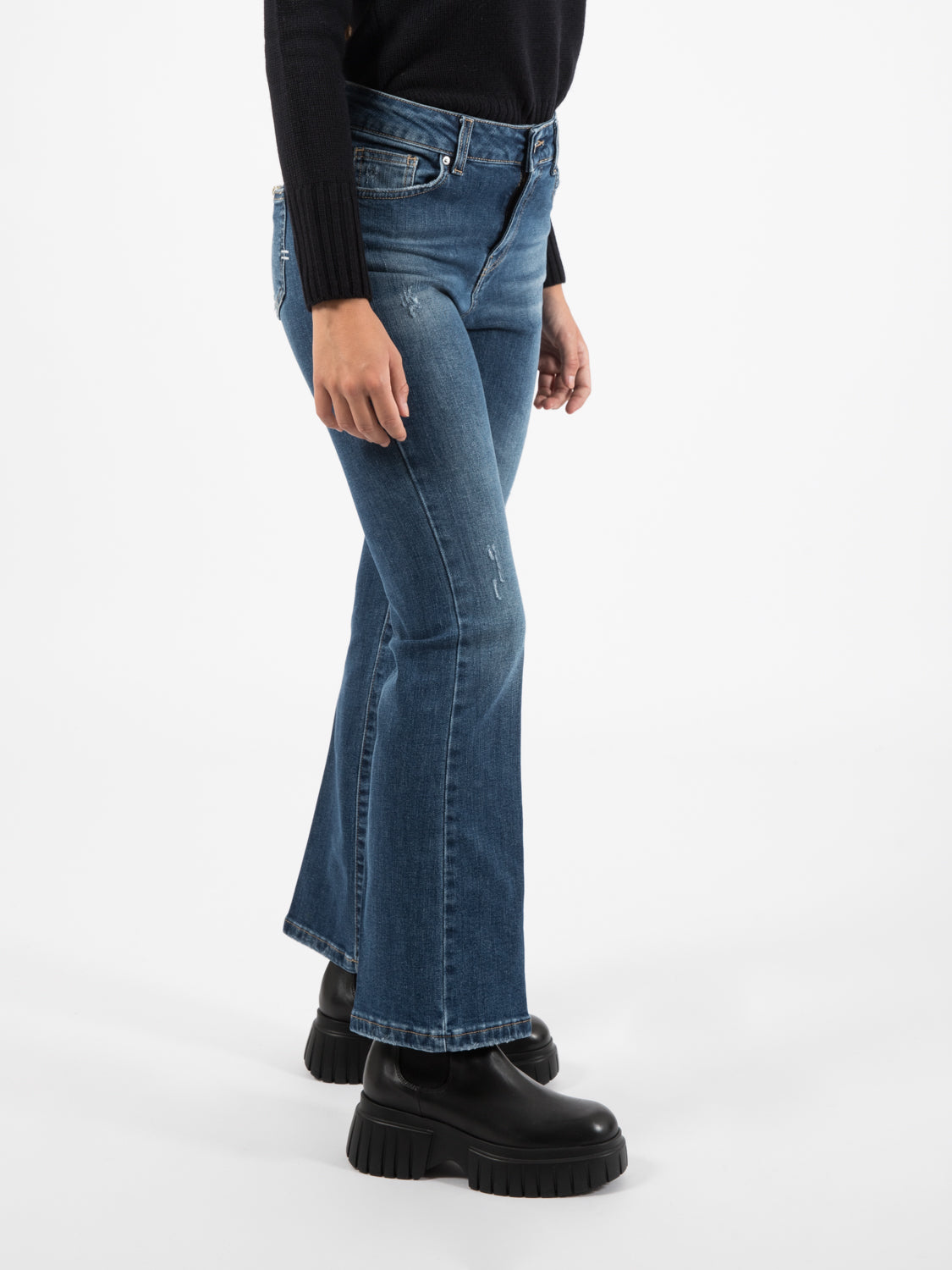 Jeans a trombetta blu medio