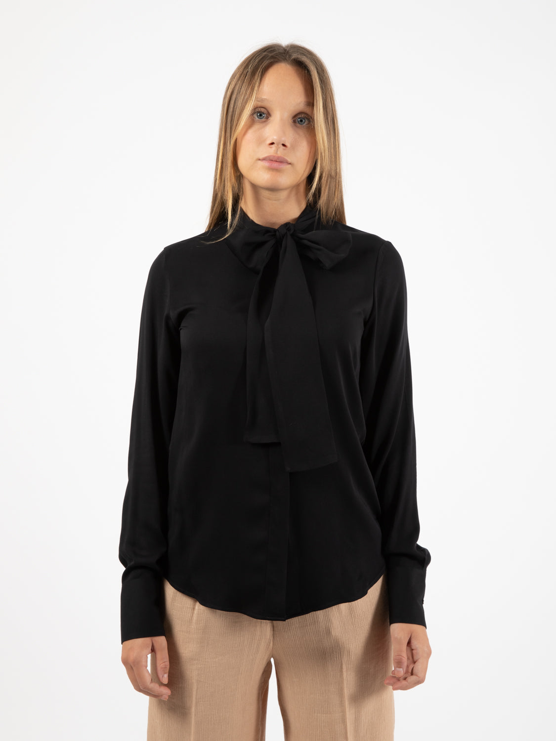 Camicia Pamela con fiocco nera