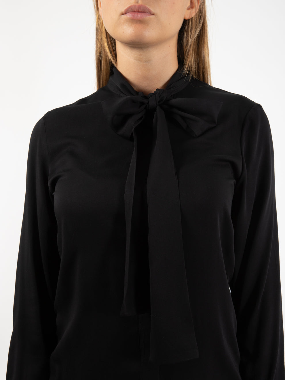 Camicia Pamela con fiocco nera