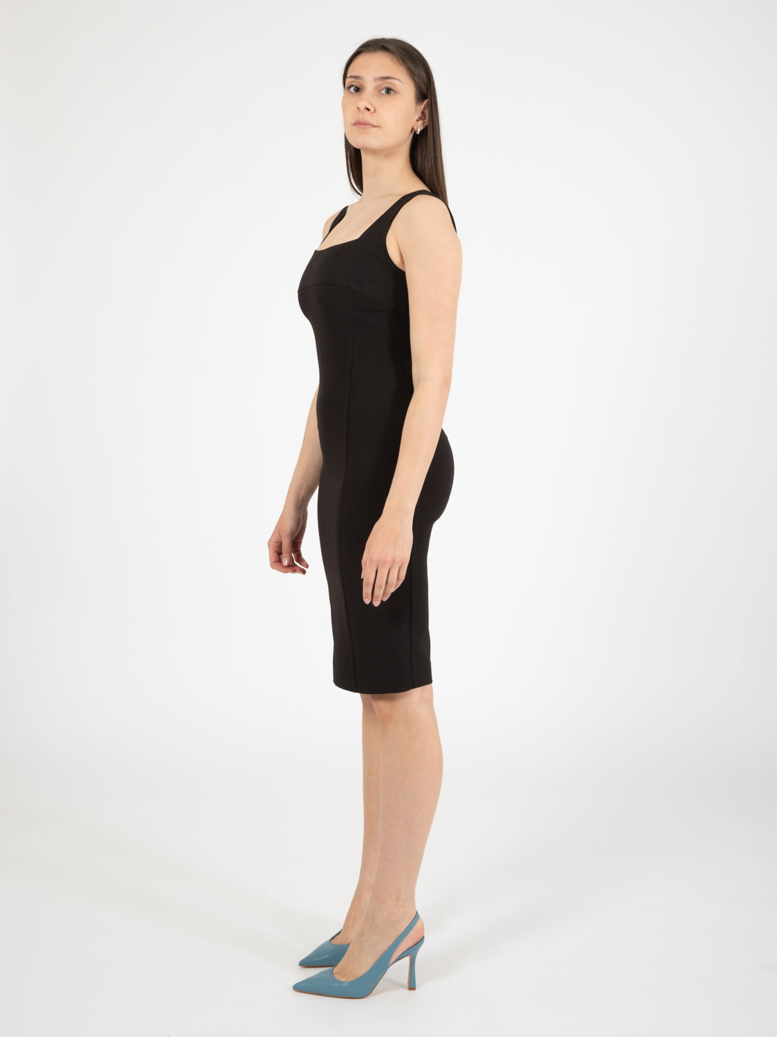 Black sleeveless dress