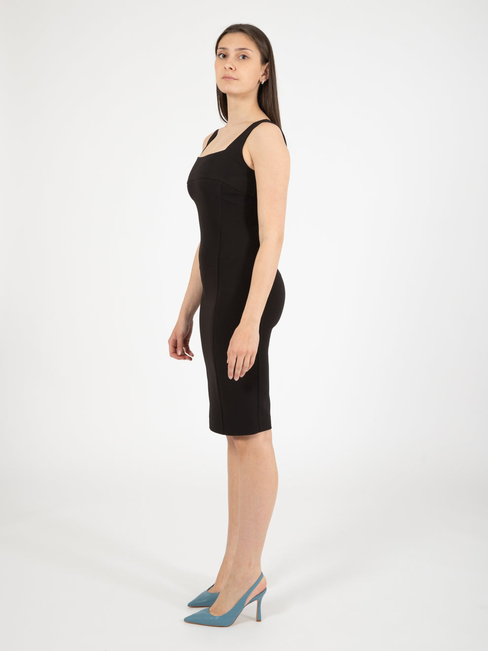 Black sleeveless dress