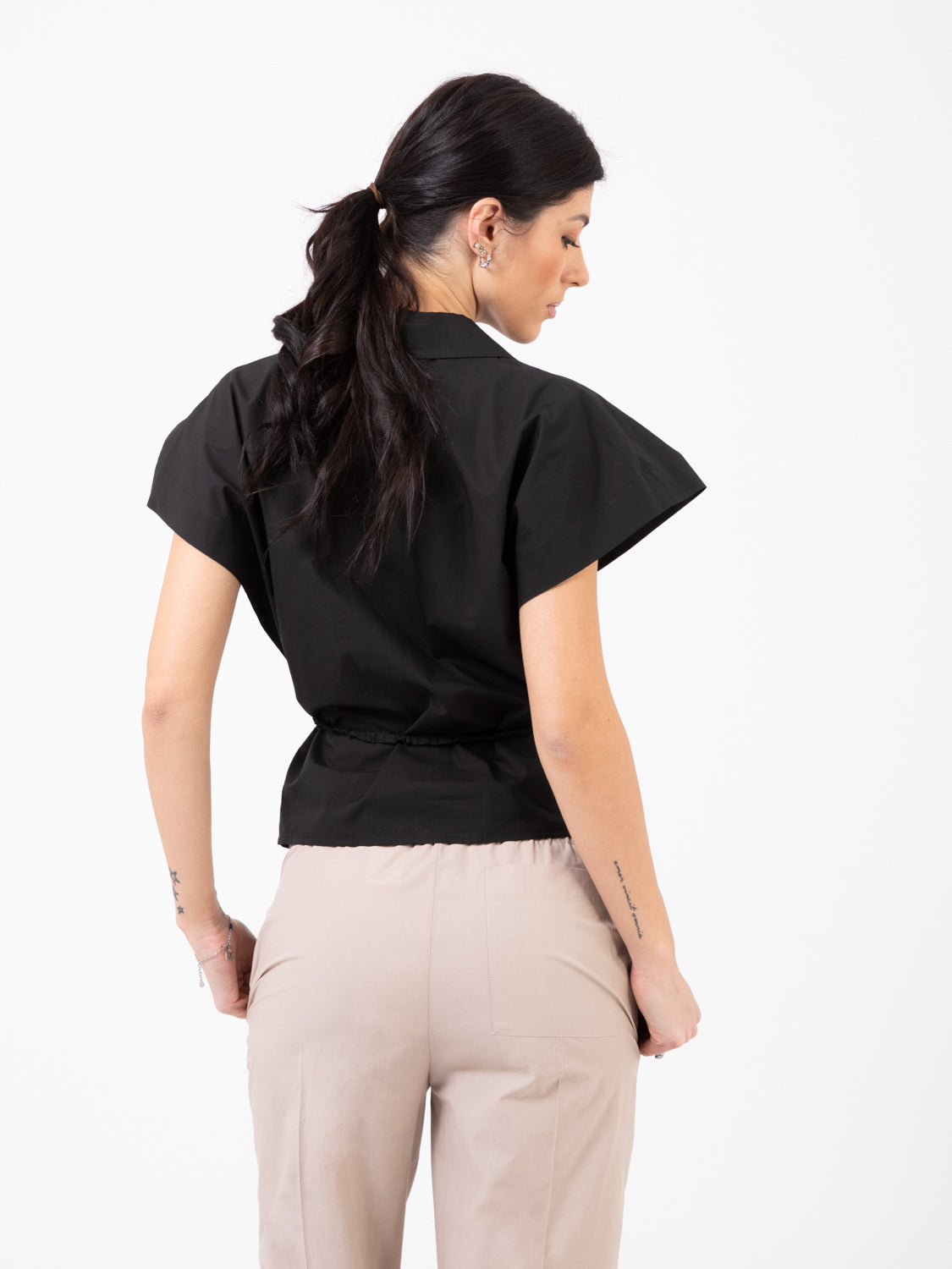 Blusa popeline con cintina nera