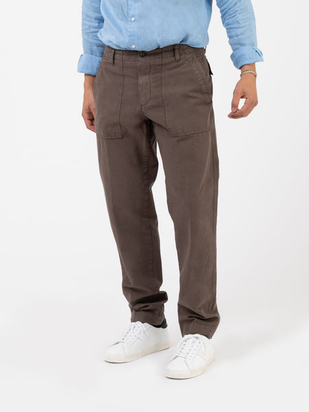 Pantaloni micro-spinati marroni con tasche toppa