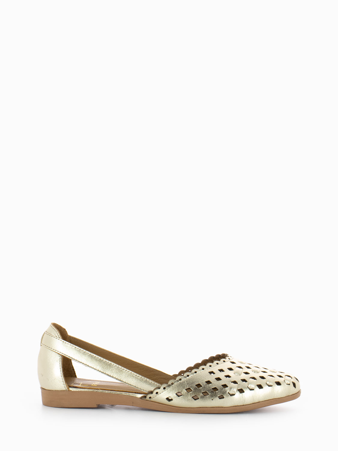 Perforated ballerinas in platinum laminate