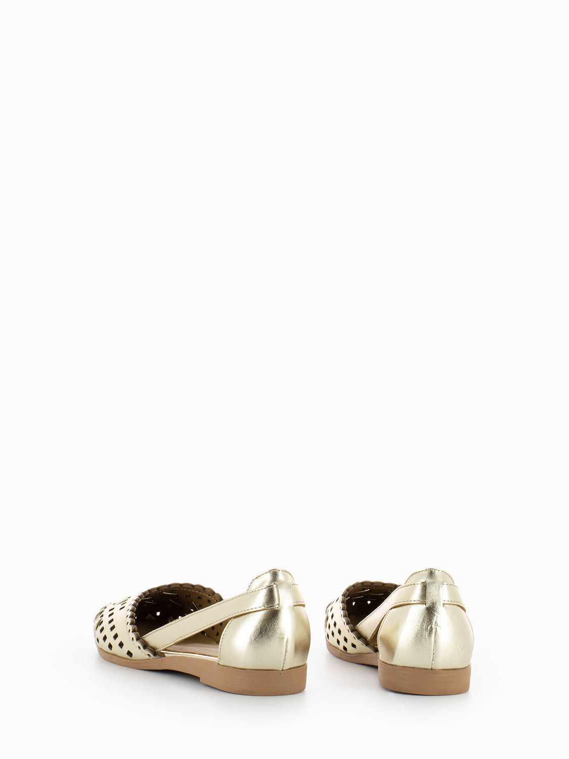 Perforated ballerinas in platinum laminate