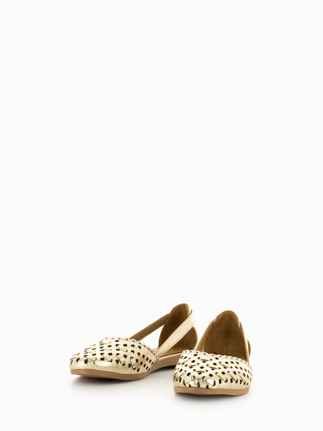Perforated ballerinas in platinum laminate