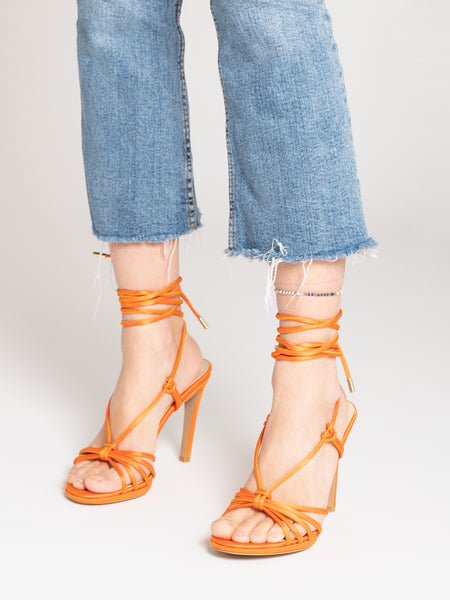 Sandali in raso arancio con lacci