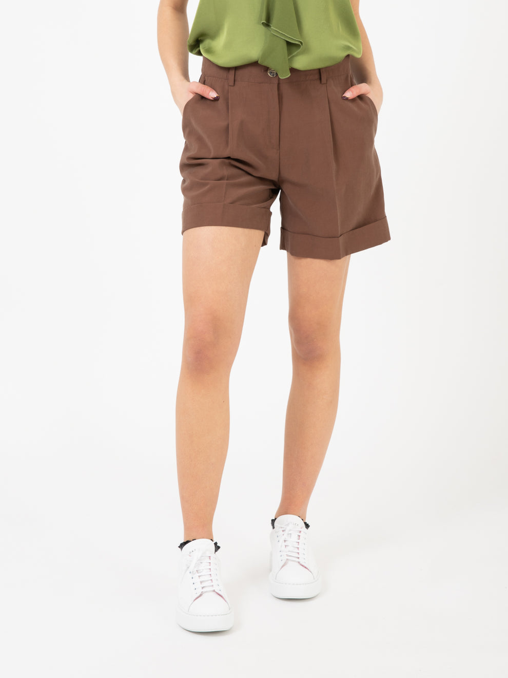 Bermuda with dark brown turn-up