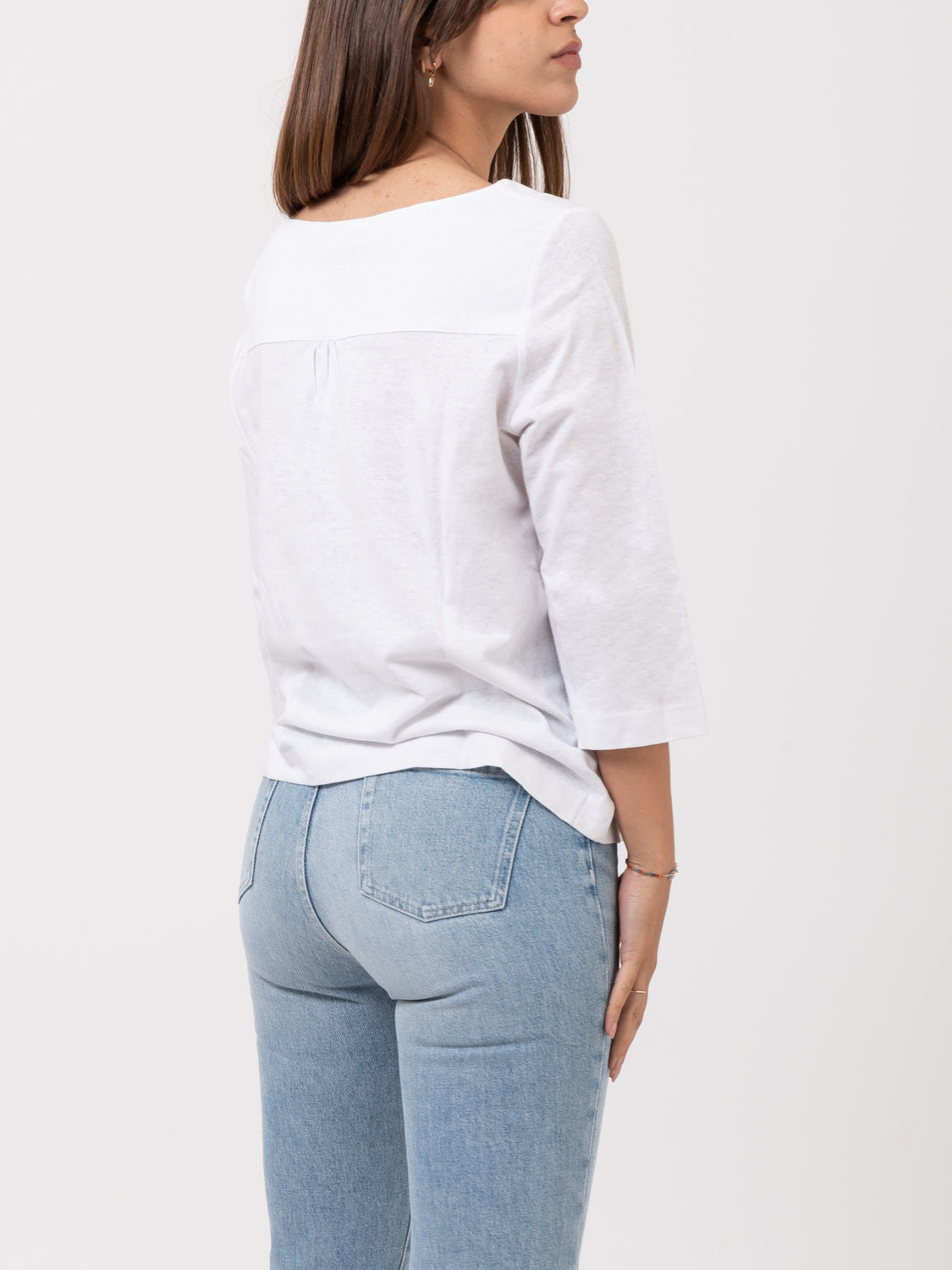 Maglia bianca con scollo a barchetta