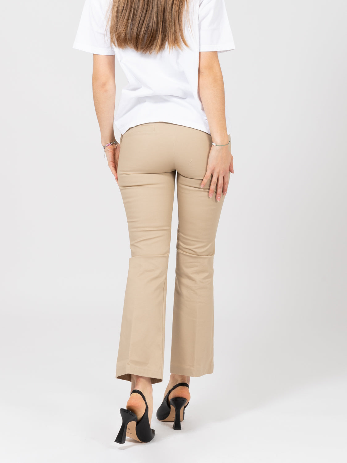 Pantaloni beige con gamba a trombetta