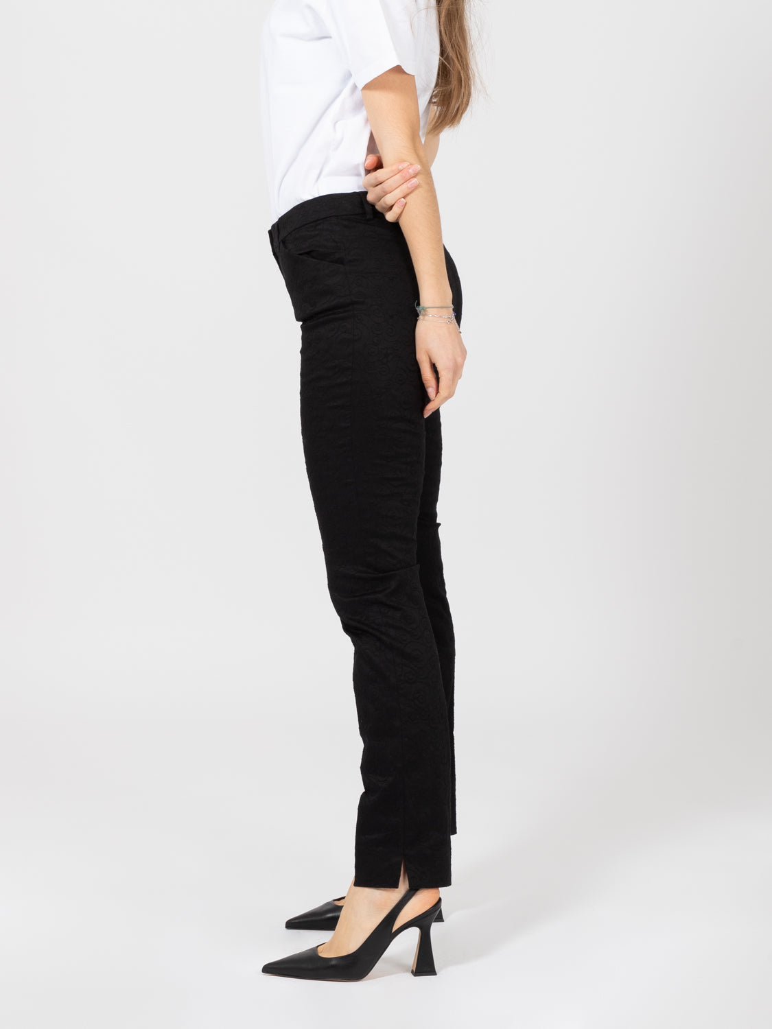 Pantaloni neri con decori tono su tono