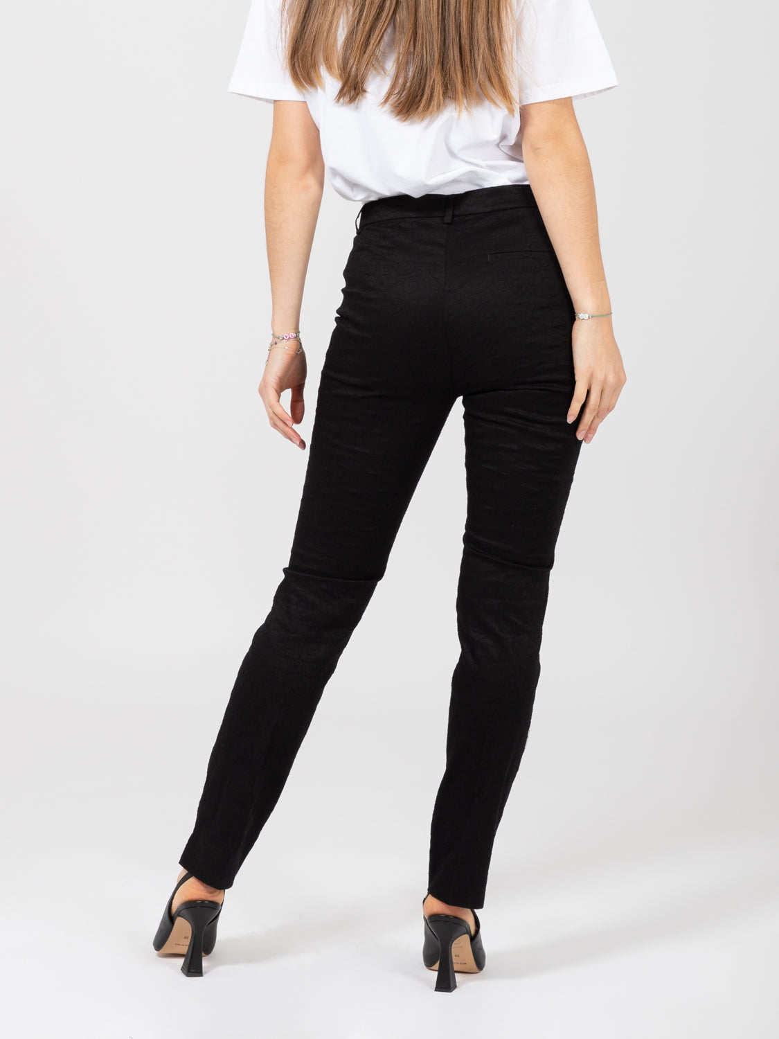 Pantaloni neri con decori tono su tono