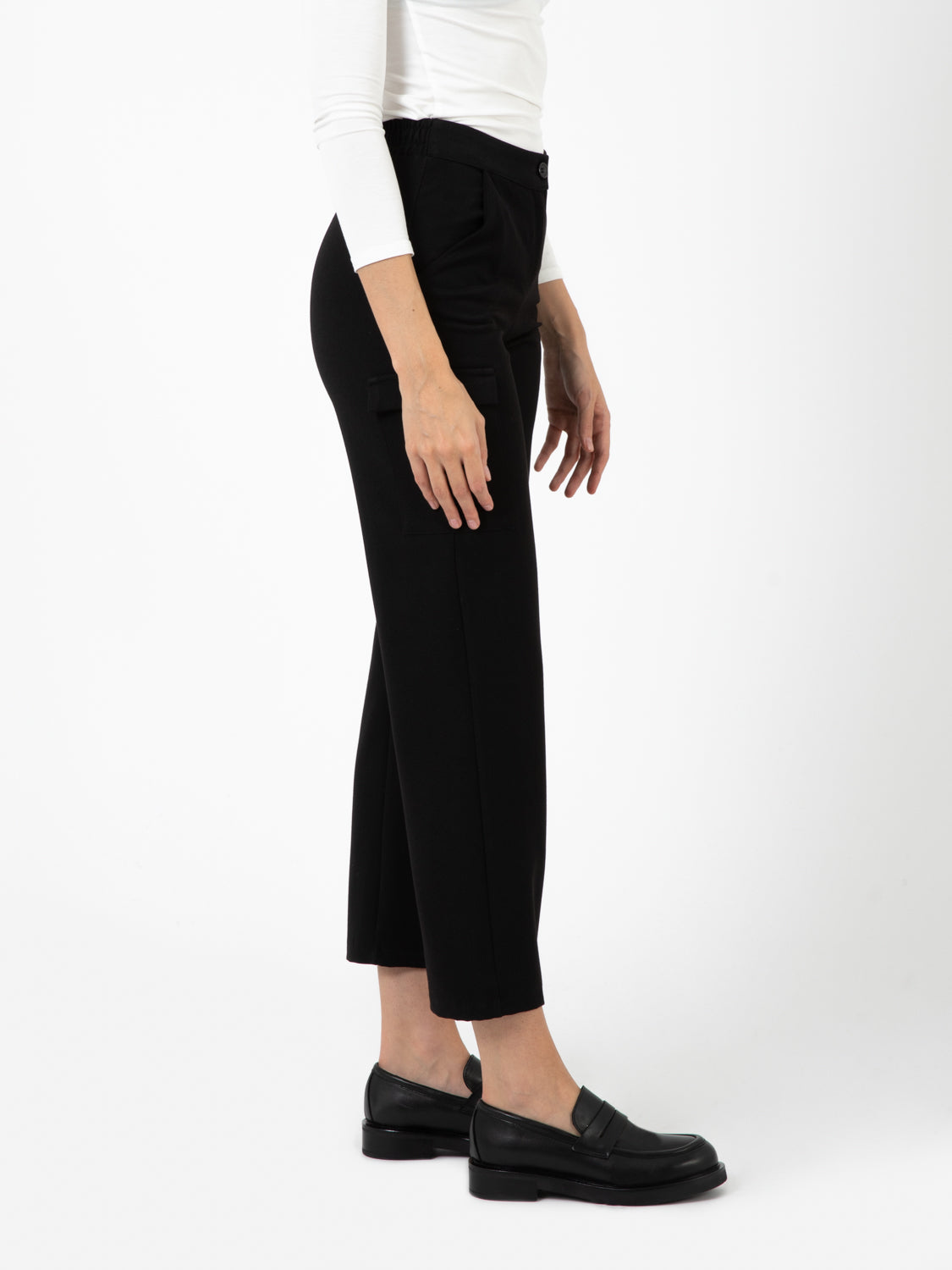 Pantaloni neri con tasche cargo