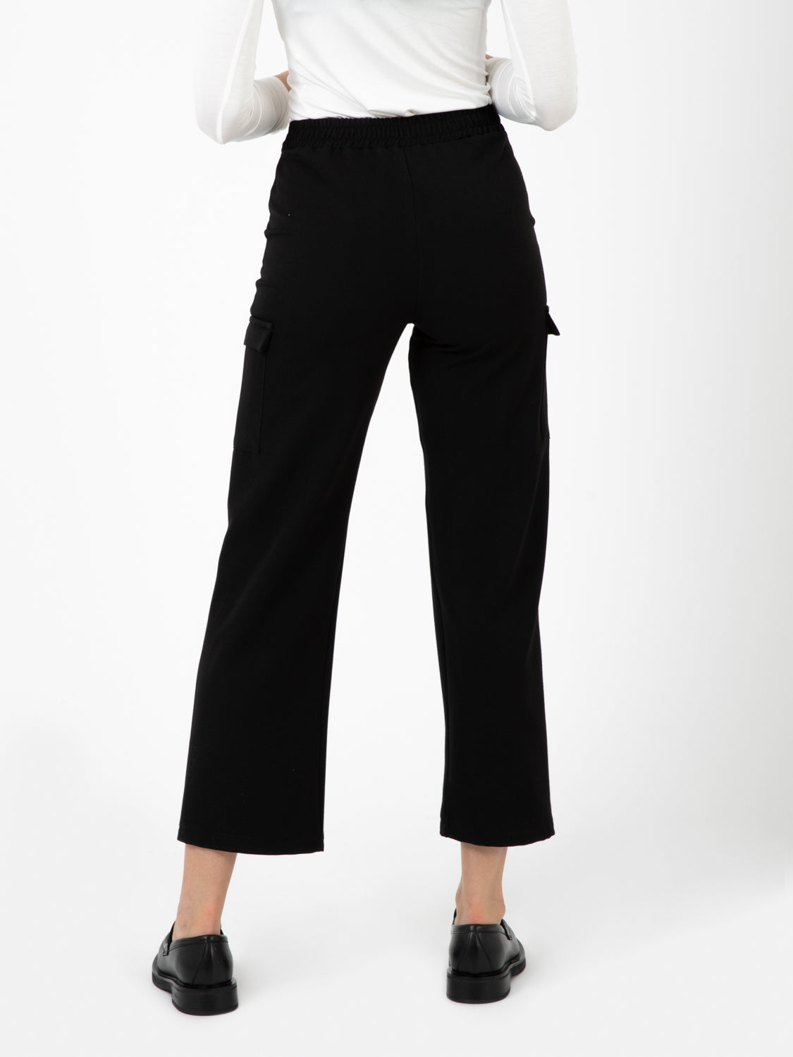 Pantaloni neri con tasche cargo