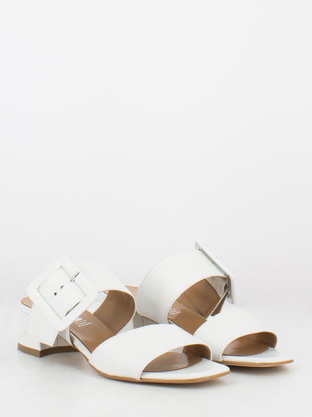 Sandali in nappa bianchi con maxi fibbia