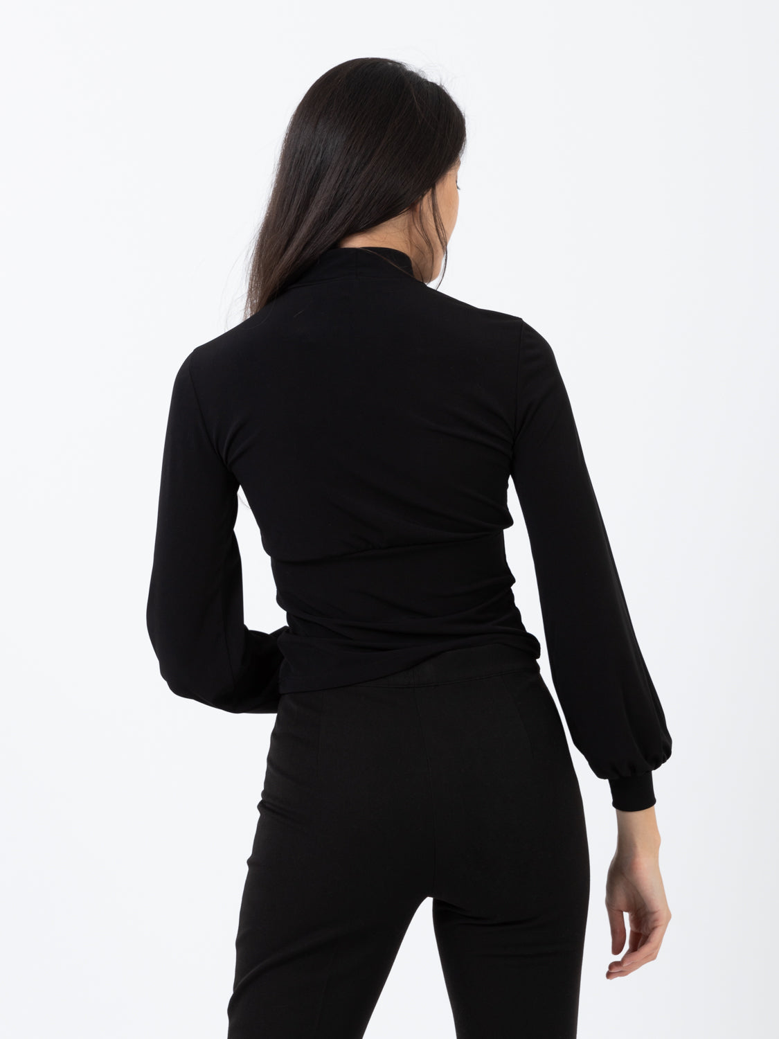 Top collo alto nero con spacco incrociato