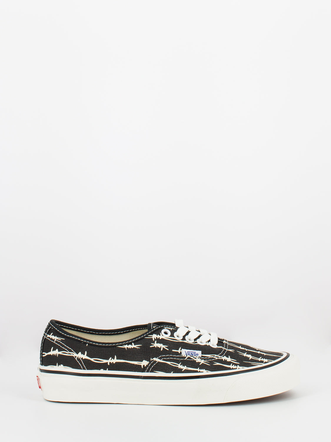Authentic 44 DX Anaheim Factory black / white / og barbed wire