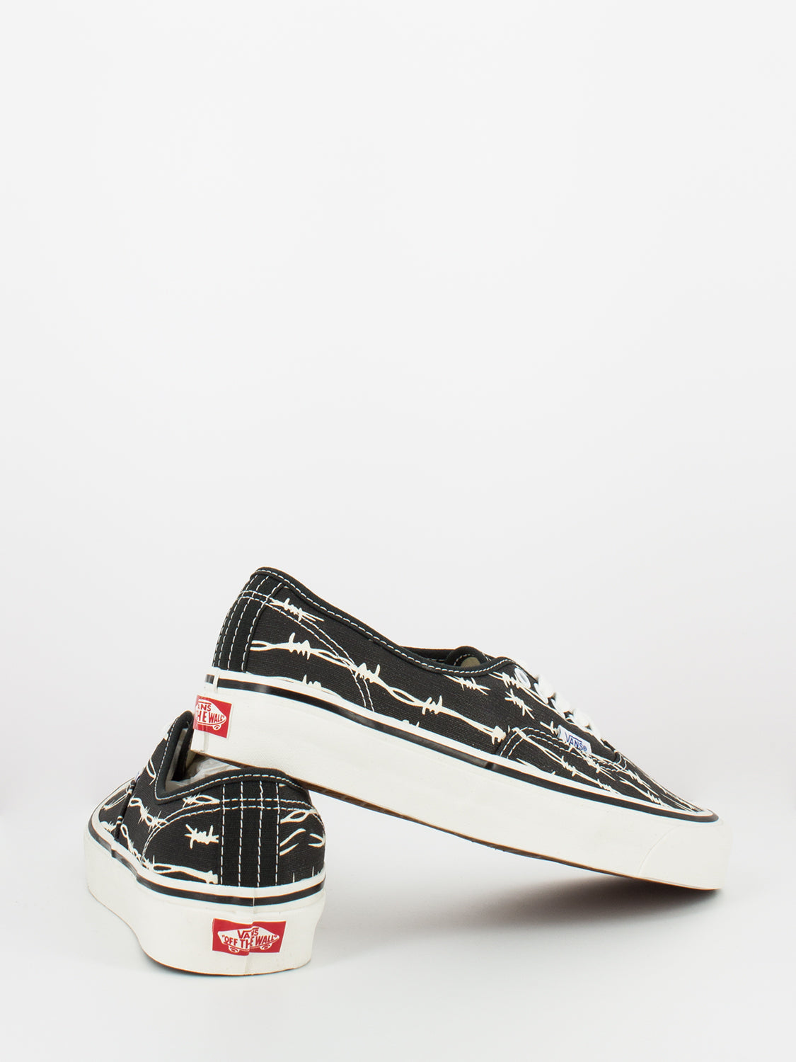 Authentic 44 DX Anaheim Factory black / white / og barbed wire