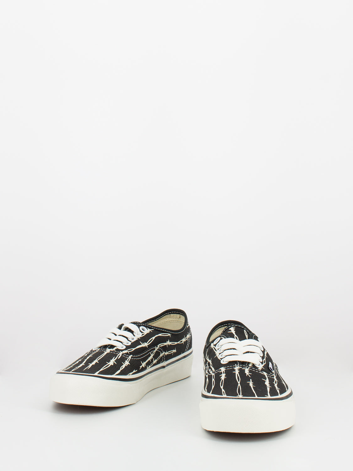 Authentic 44 DX Anaheim Factory black / white / og barbed wire