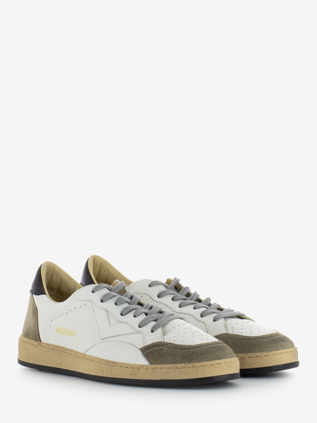 Play taupe / white / black sneakers