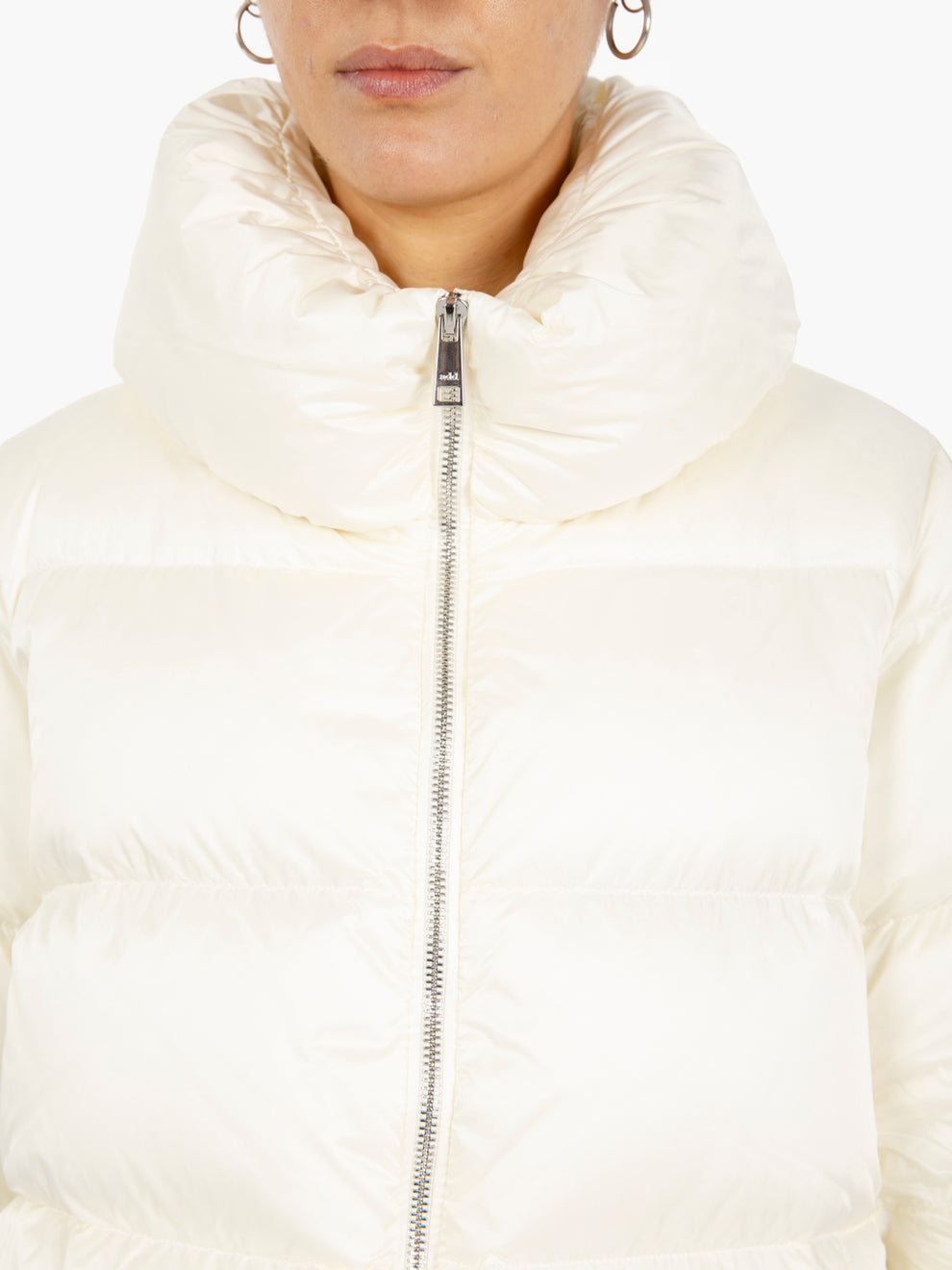 Piumino corto con collo alto rice