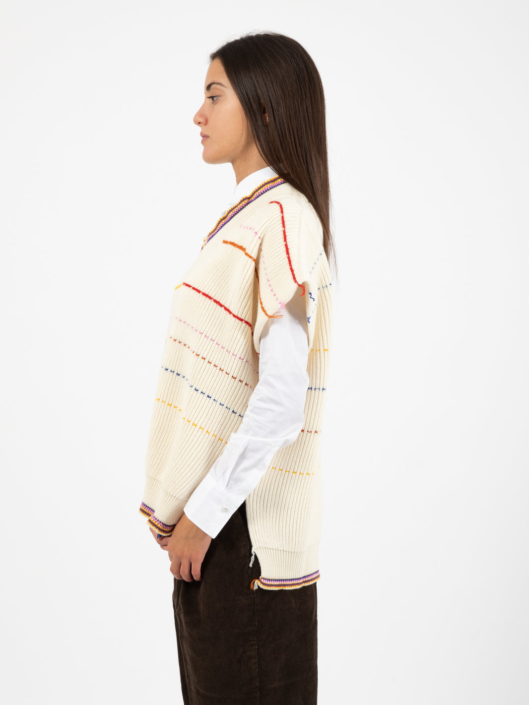 Maglia smanicata con intarsi a contrasto panna
