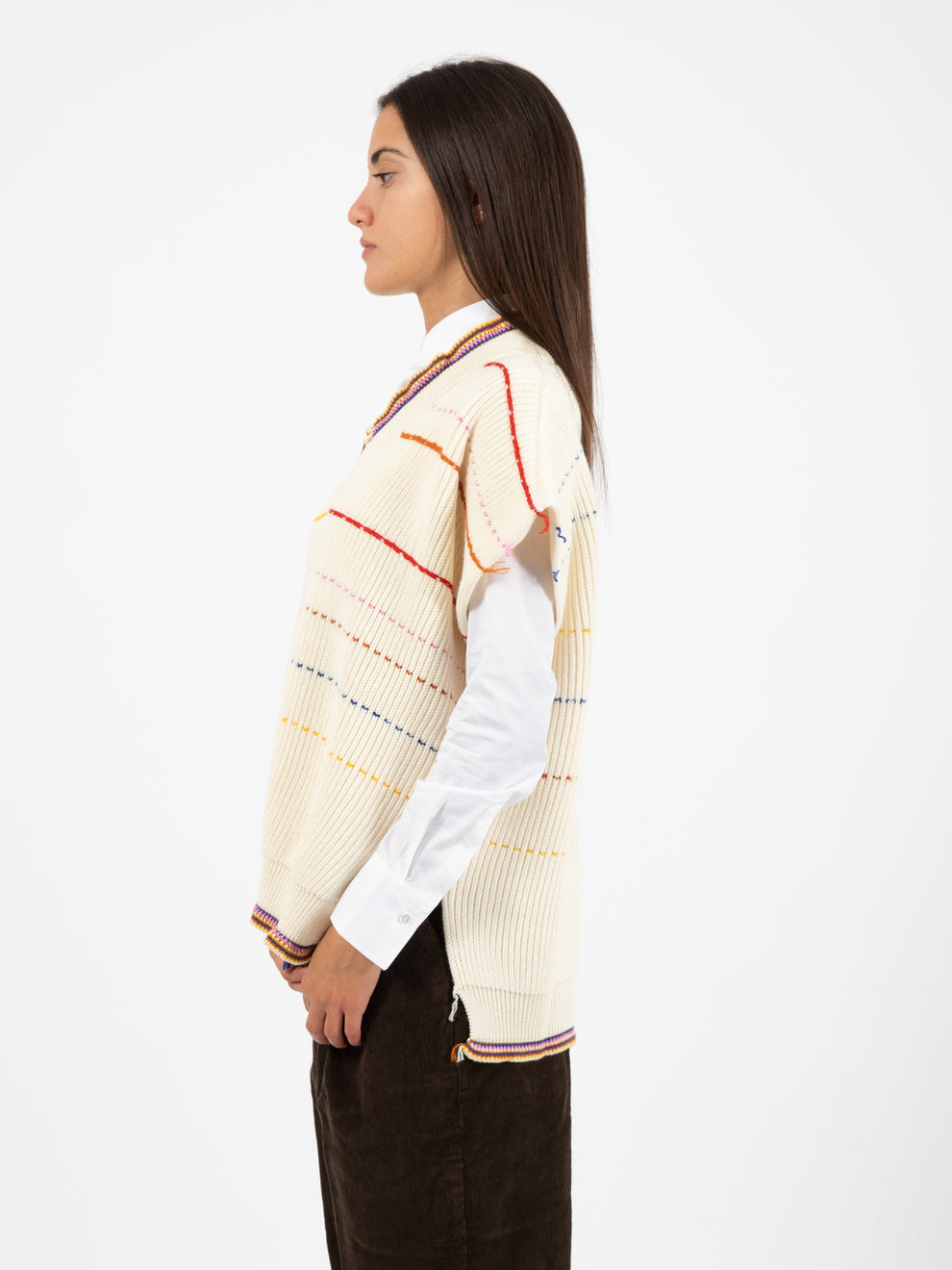 Maglia smanicata con intarsi a contrasto panna