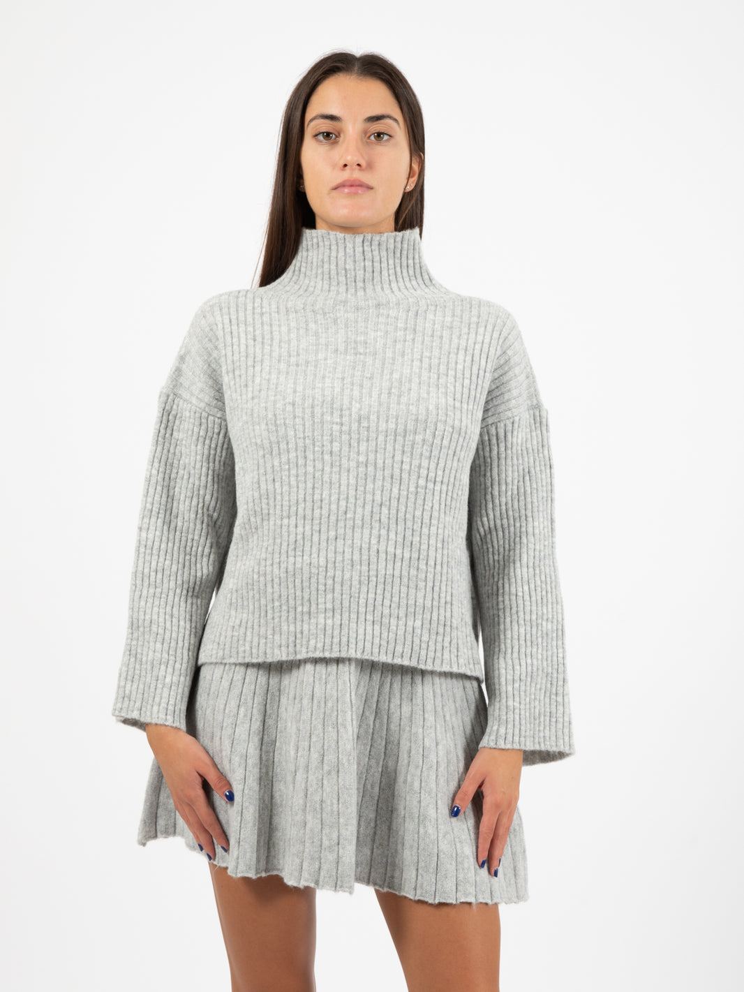 Maglione dolcevita a coste grigio