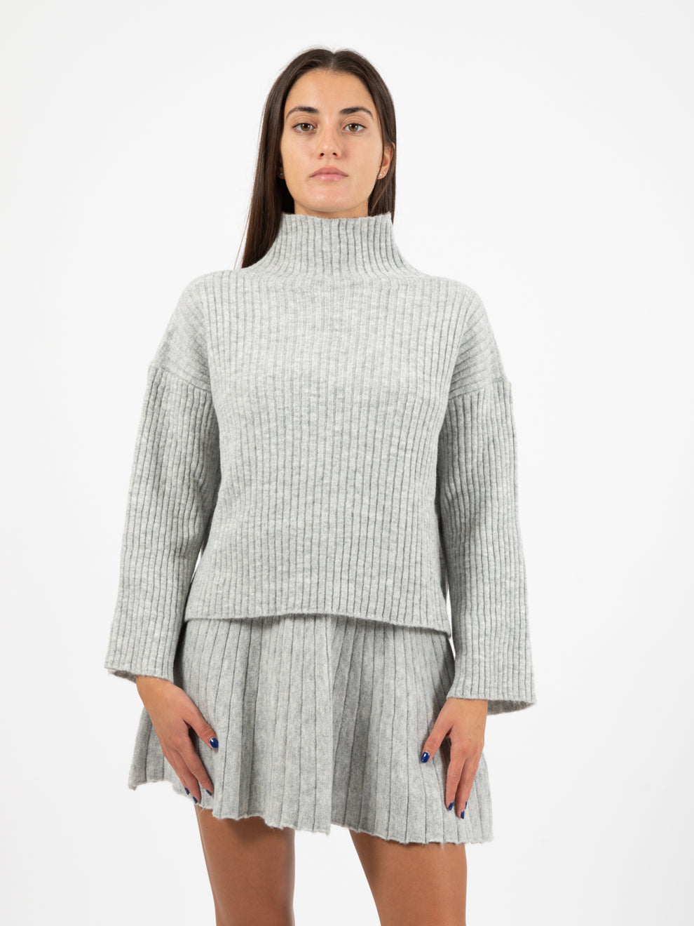 Maglione dolcevita a coste grigio
