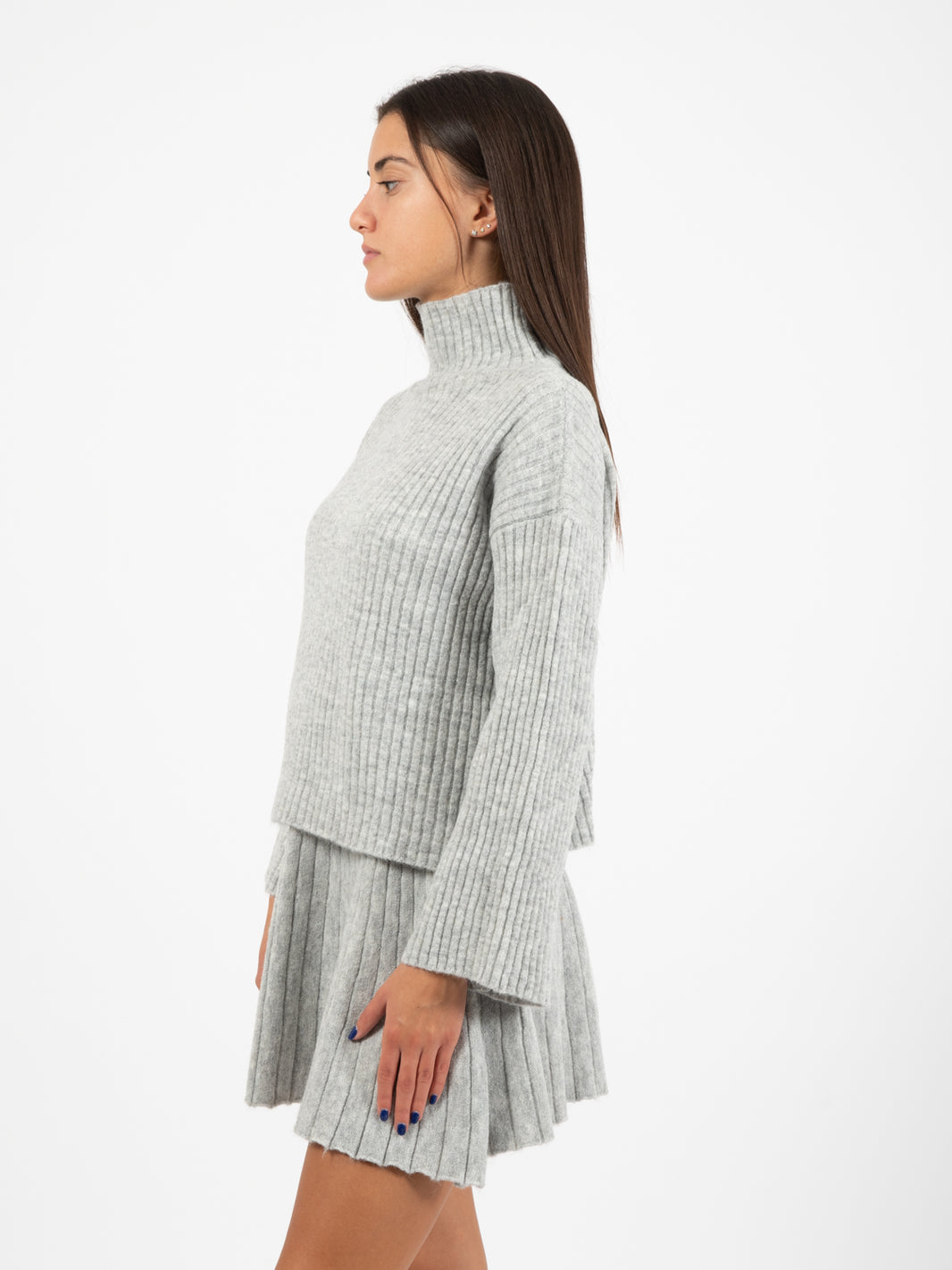 Maglione dolcevita a coste grigio
