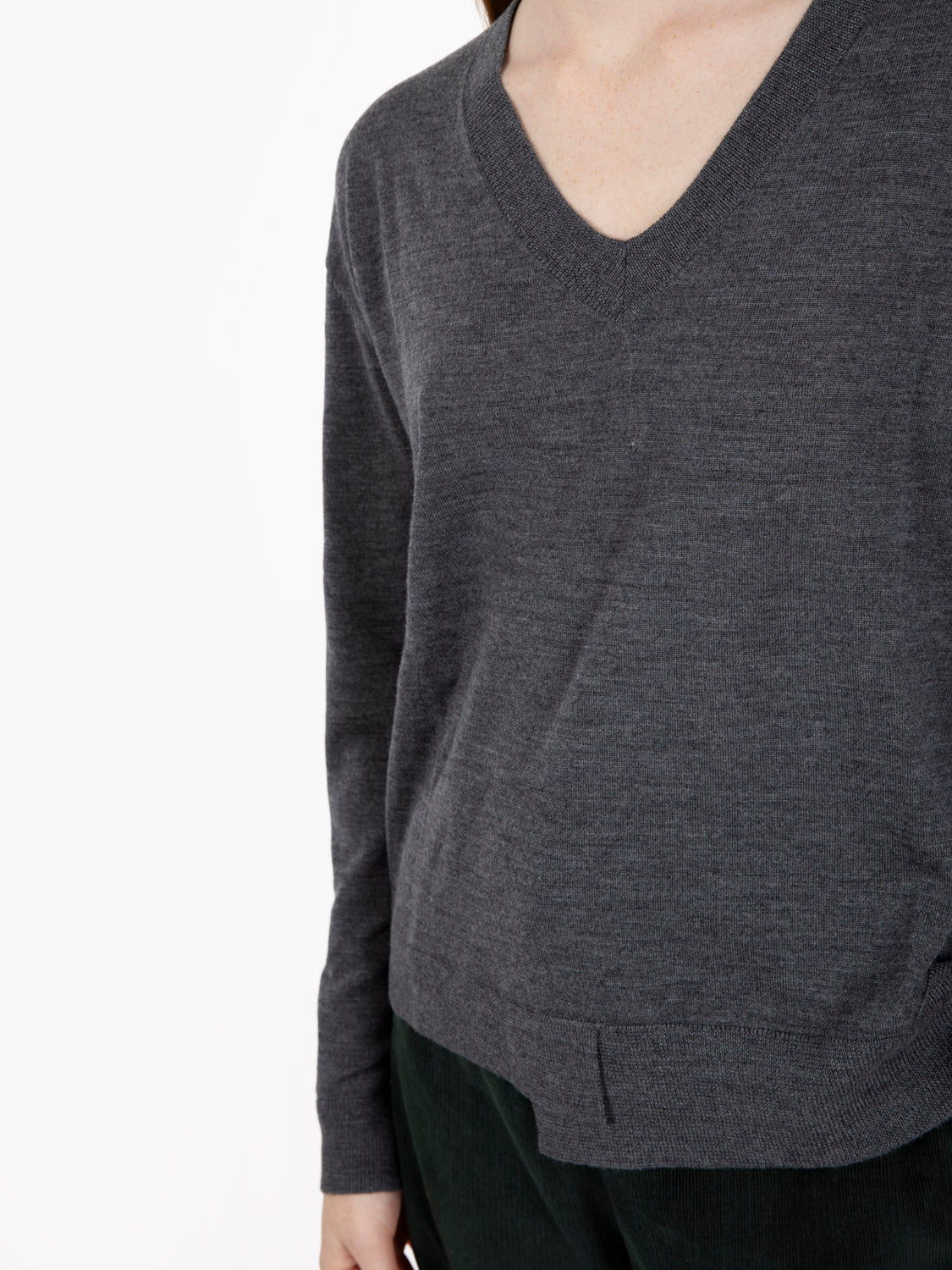 Maglia con scollo a V grigio melange