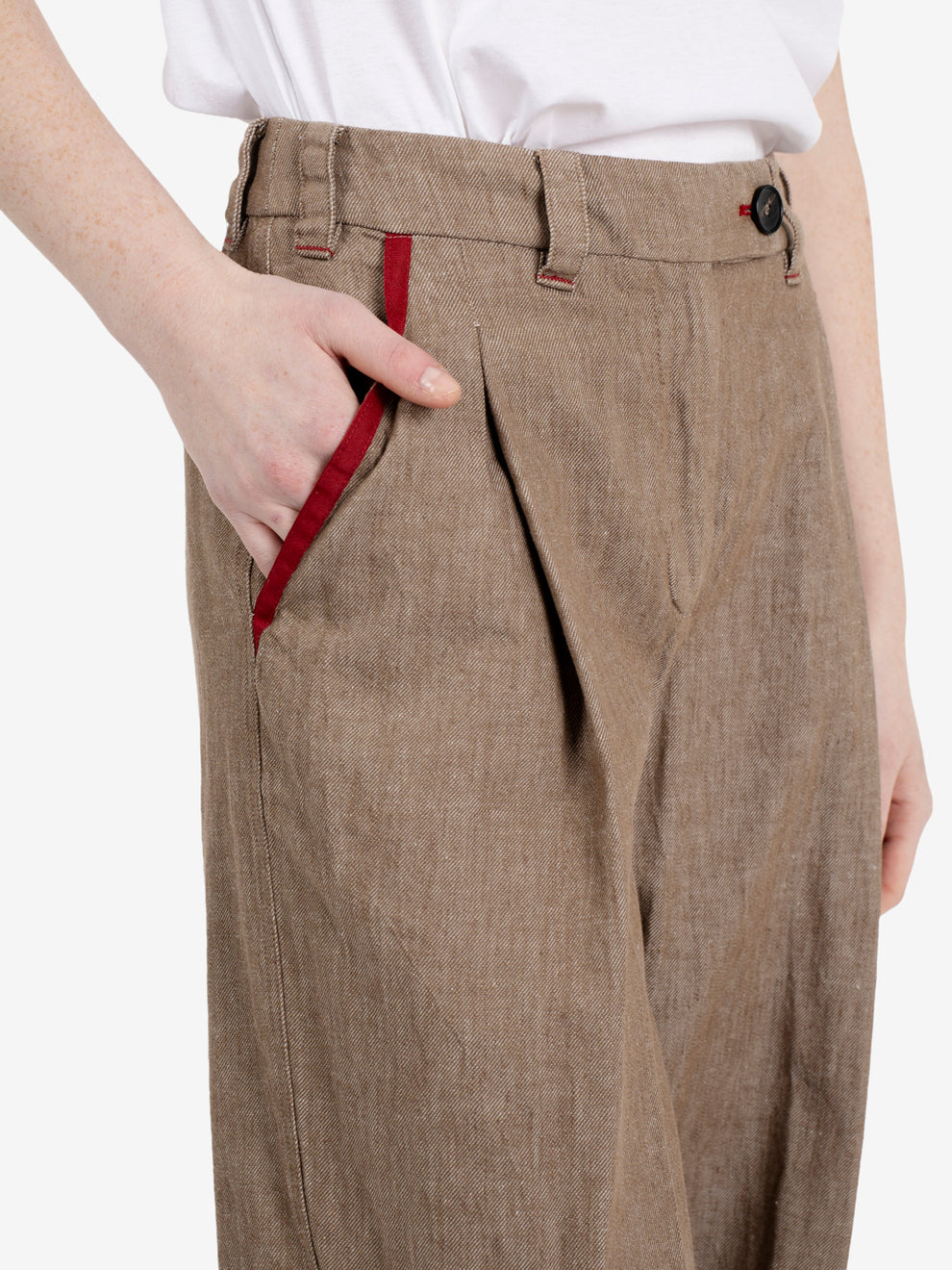 Pantaloni carrot fit con pinces castoro