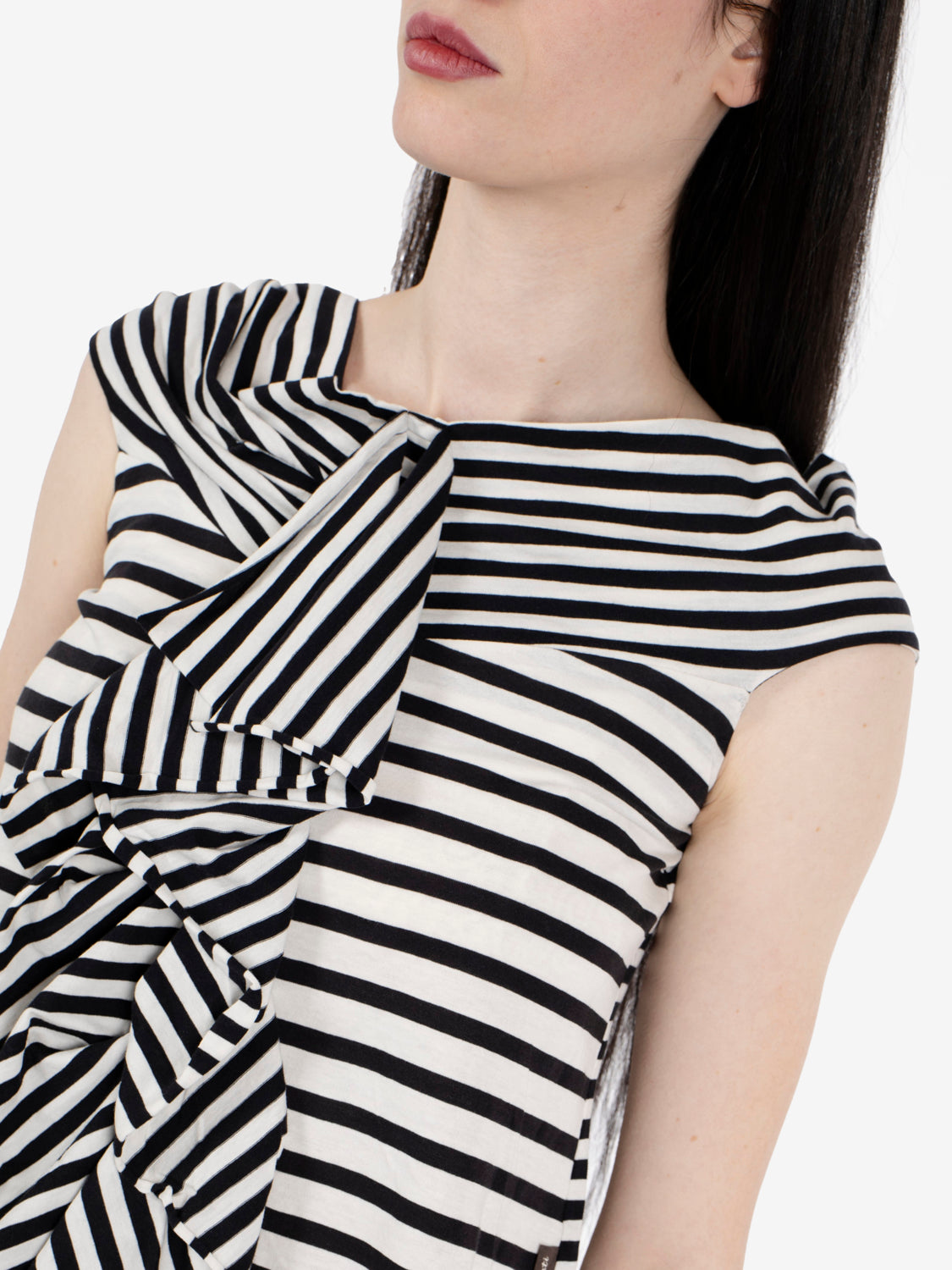 T-shirt a righe con rouches ecrù / nero