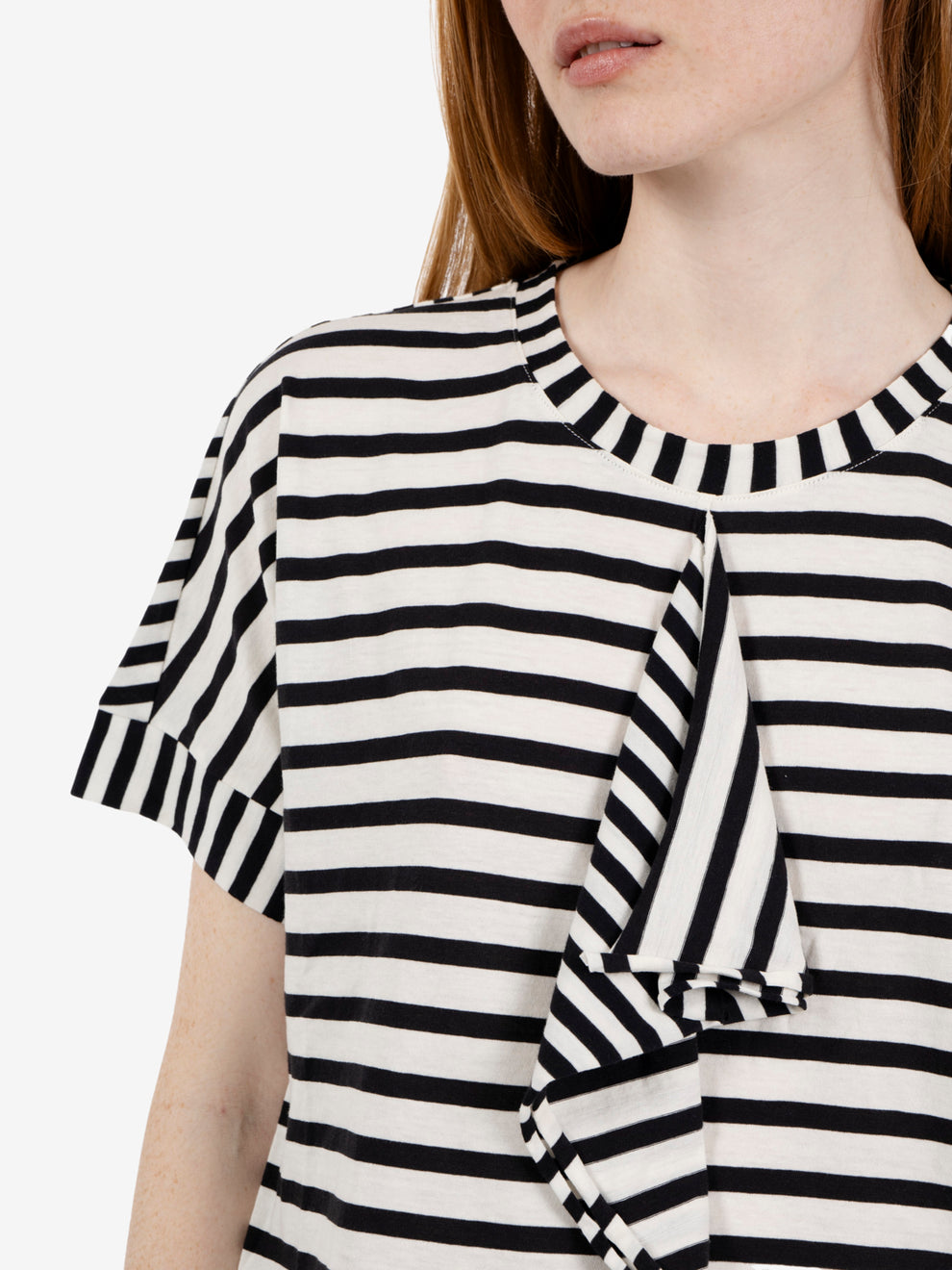 T-shirt a righe manica corta con rouches ecrù / nero