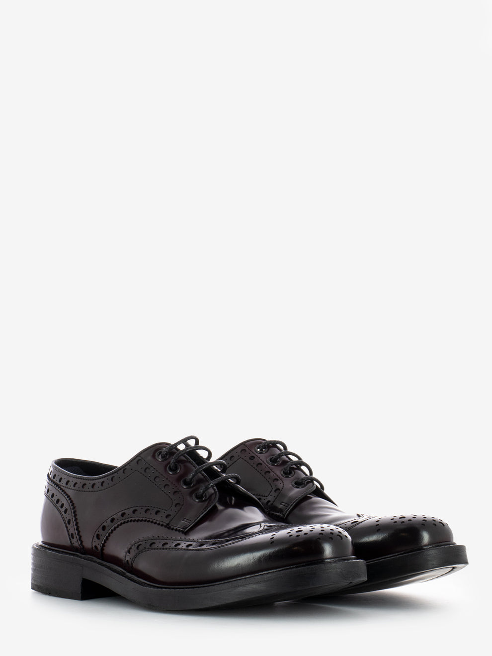 Derby shoe with amaranth brogues