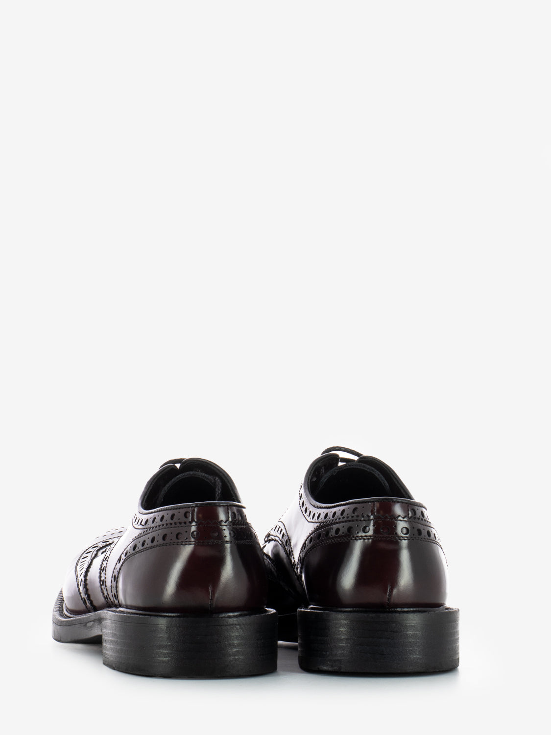 Derby shoe with amaranth brogues